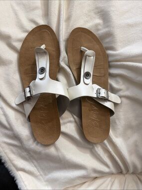 White Buckle Toe-Post Sandals with Cognac Footbed